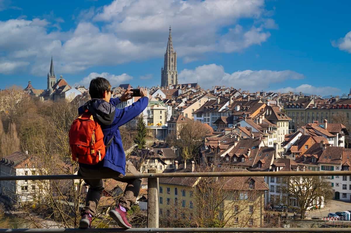     Un américain doit payer 143000$ pour l'utilisation de son téléphone à l'étranger ! On a trouvé la solution pour vous éviter pareille mésaventure.
